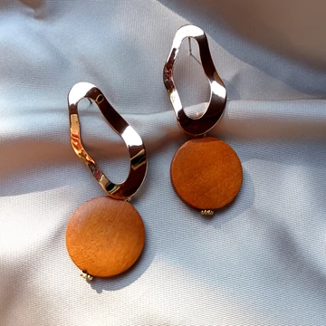 Fa anyagú lógós különleges mintájú fülbevaló