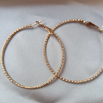 Kis méretű csavart arany karika fülbevaló