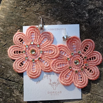 Horgolt korall színű virágmintás fülbevaló