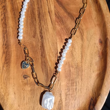 Teklagyöngyös Elina nyaklánc különleges medállal