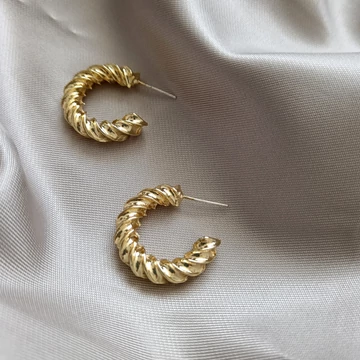 18K ARANY BEVONATÚ  KARIKA FÜLBEVALÓ -CSAVART