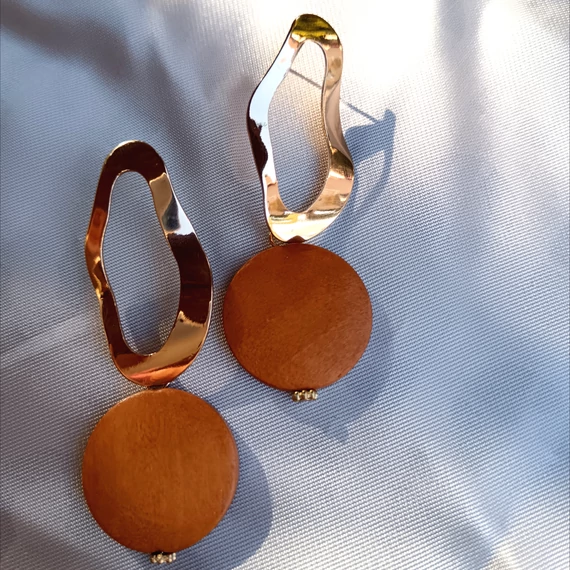 Fa anyagú lógós különleges mintájú fülbevaló