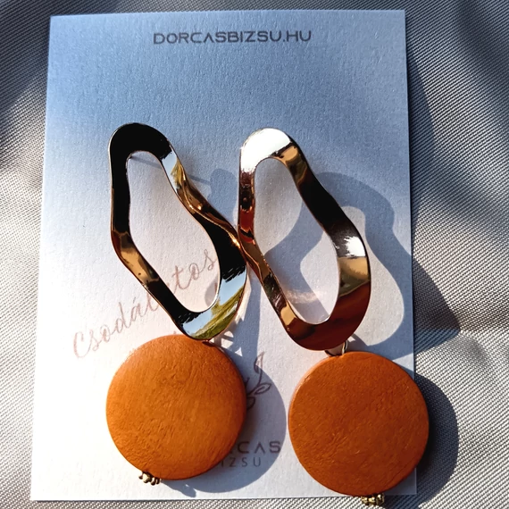 Fa anyagú lógós különleges mintájú fülbevaló