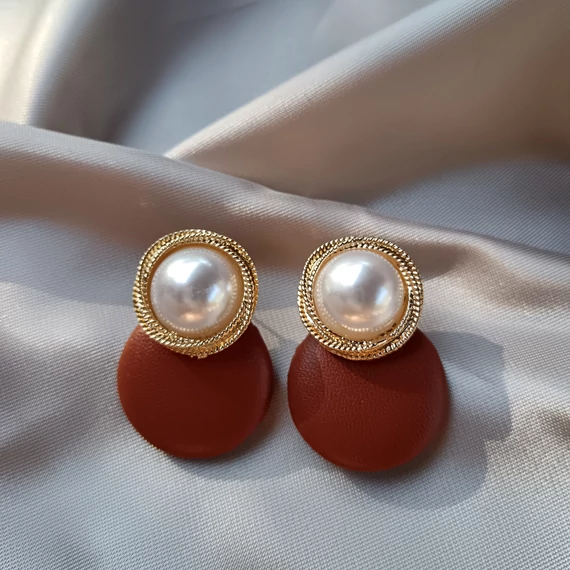 Barna bőr fülbevaló teklával