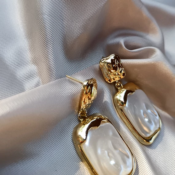 Lógós fehér márvány fülbevaló arany berakással