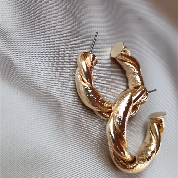 Fonott csavart arany karika fülbevaló