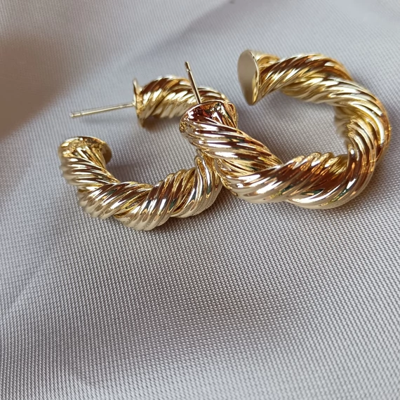 Vastag csavart arany karika fülbevaló