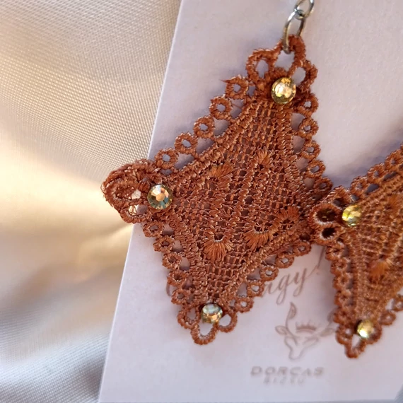 Horgolt barna színű trapéz fülbevaló