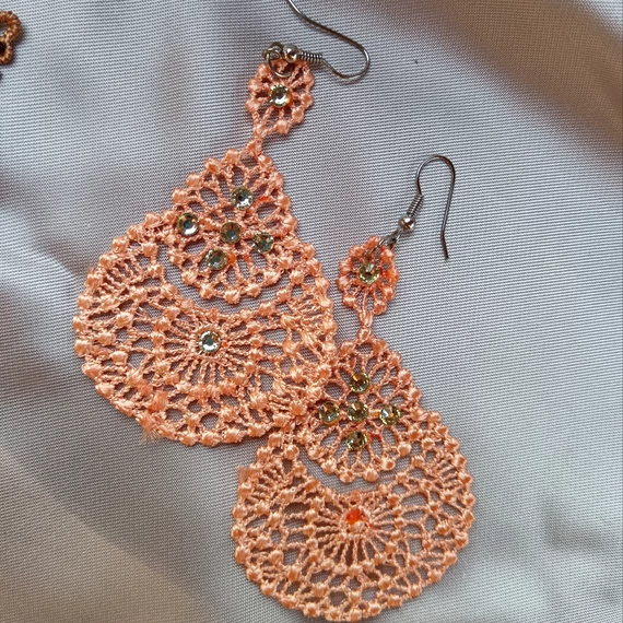 Horgolt lógós köves korall színű virágmintás fülbevaló