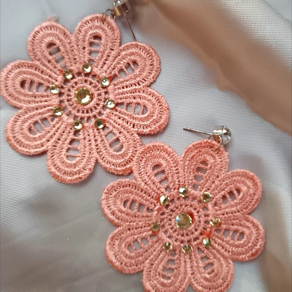 Horgolt korall színű virágmintás fülbevaló
