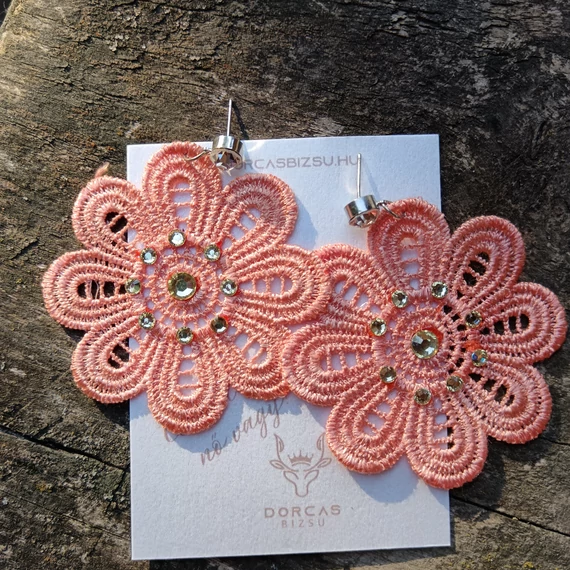 Horgolt korall színű virágmintás fülbevaló