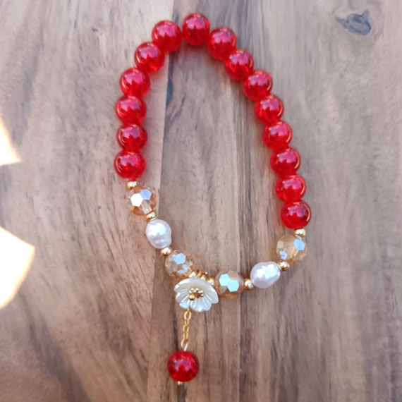 Piros virágos üveggyöngy karkötő
