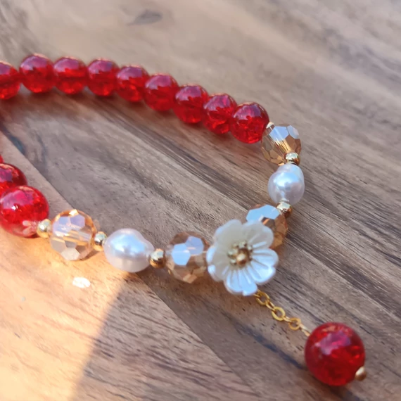 Piros virágos üveggyöngy karkötő