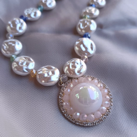 Színes teklagyöngyös nyaklánc – pink medál