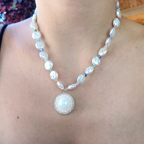 Színes teklagyöngyös nyaklánc – pink medál