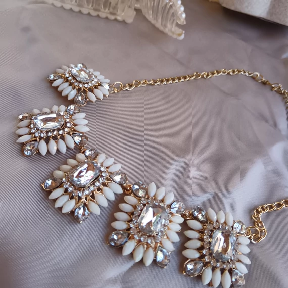 Virágos fehér-köves nyaklánc (ekrü)