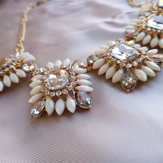 Virágos fehér-köves nyaklánc (ekrü)