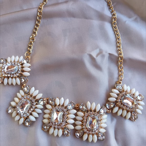 Virágos fehér-köves nyaklánc (ekrü)