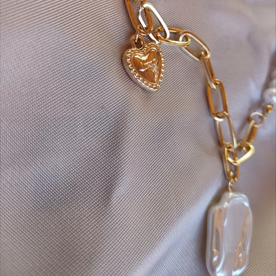 Teklagyöngyös Elina nyaklánc különleges medállal