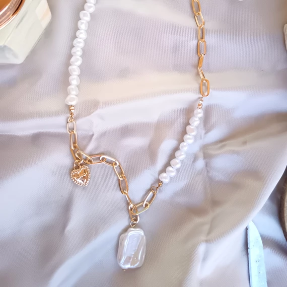 Teklagyöngyös Elina nyaklánc különleges medállal