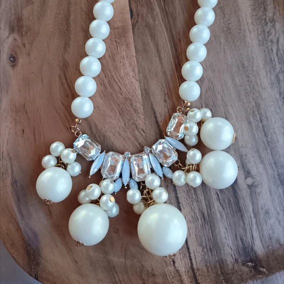 Teklaköves ekrü nyaklánc