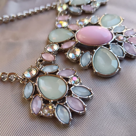 Virágos köves nyaklánc (szivárvány színű)