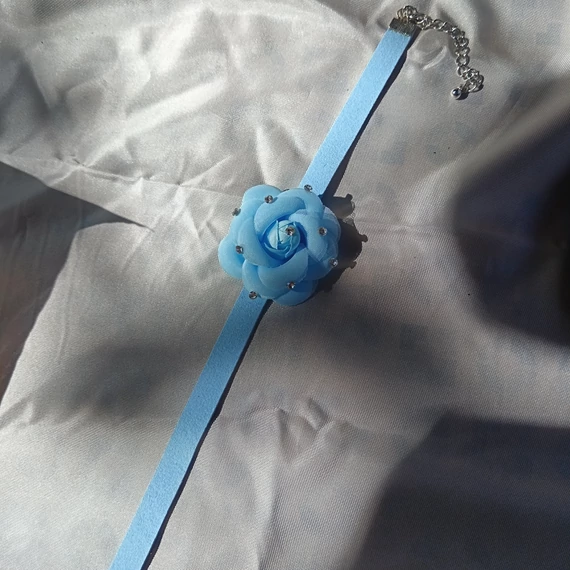 Babakék rózsa, köves nyakpánt