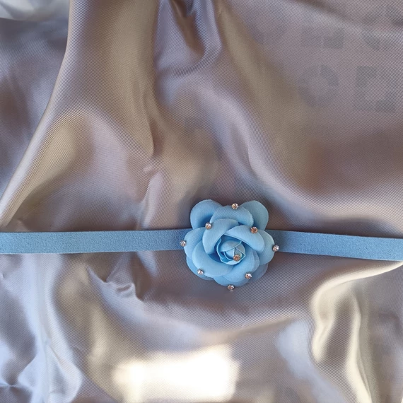 Babakék rózsa, köves nyakpánt