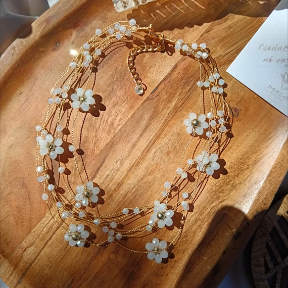 Gyöngyös virágos nyaklánc (több soros)