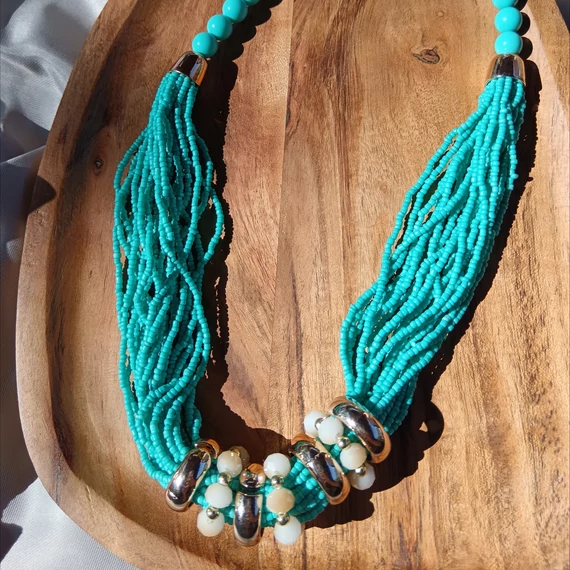 Türkizkék nyaklánc gyöngyös köves