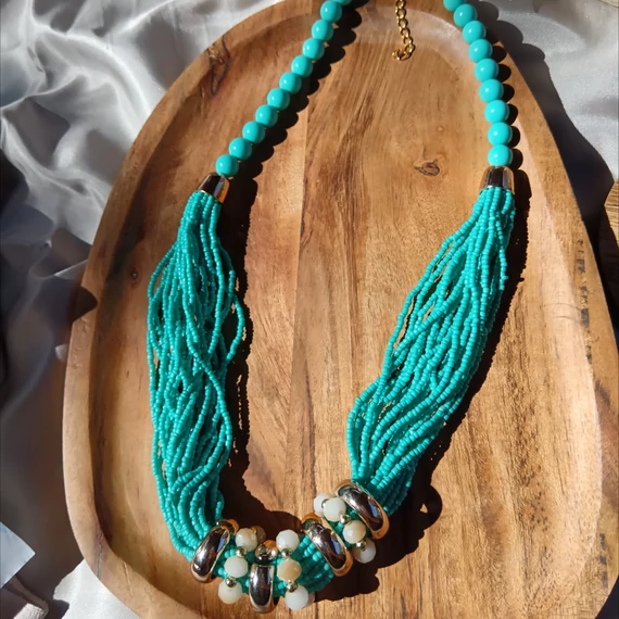 Türkizkék nyaklánc gyöngyös köves