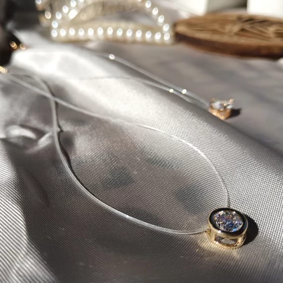 Arany kapcsos damil nyaklánc extra köves medállal