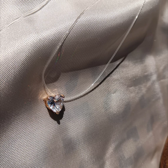 Arany kapcsos damil nyaklánc szív medállal