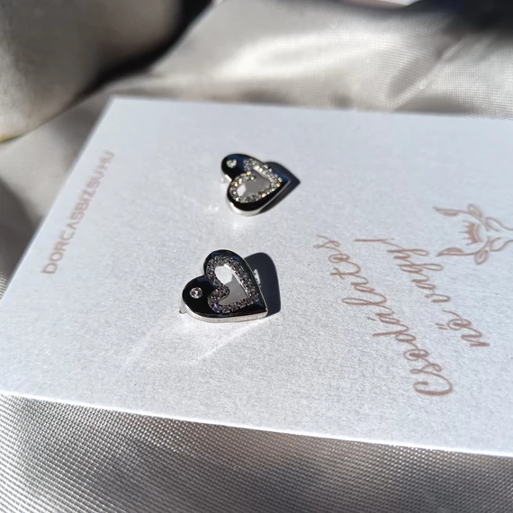 Nemesacél ezüst szivecskés köves fülbevaló