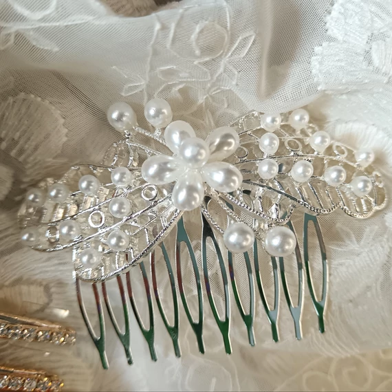 Lepkés kontyba való fésű