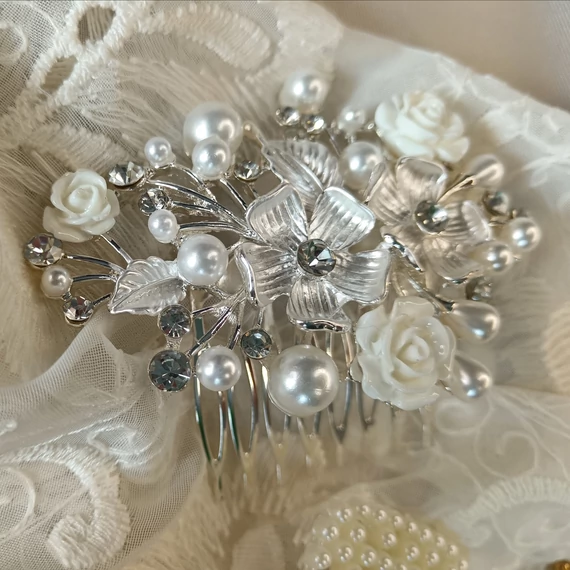 Virágos kontyba való fésű