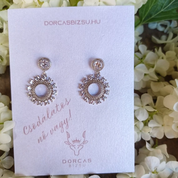 NEMESACÉL FÜLBEVALÓ KÖVEKKEL, KÜLÖNLEGES FORMAVILÁG