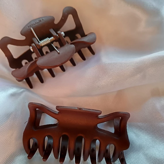 Kaucsuk törhetetlen hajcsat fodros közép méret BARNA