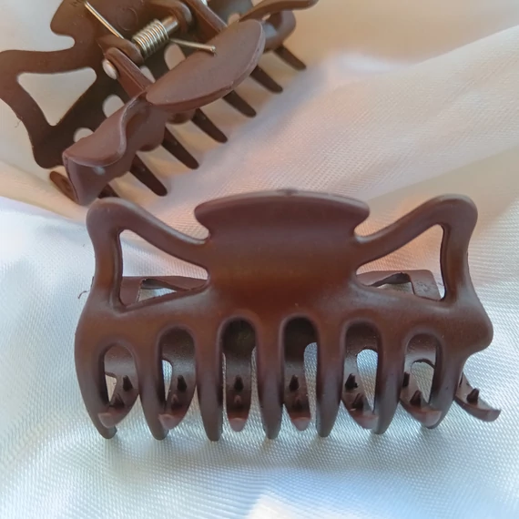 Kaucsuk törhetetlen hajcsat fodros közép méret BARNA