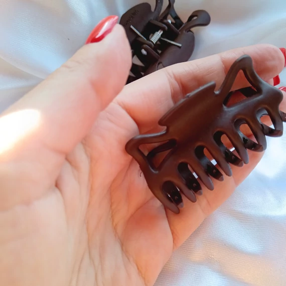 Kaucsuk törhetetlen hajcsat fodros közép méret BARNA