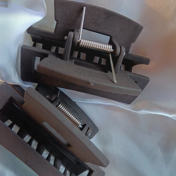 Kaucsuk gumi szögletes nagy hajcsat_Barna