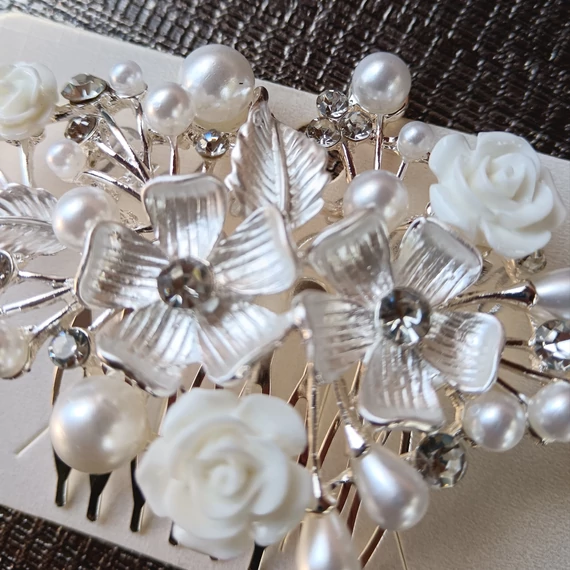 Virágos kontyba való fésű