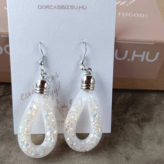 Fehér lógós fülbevaló