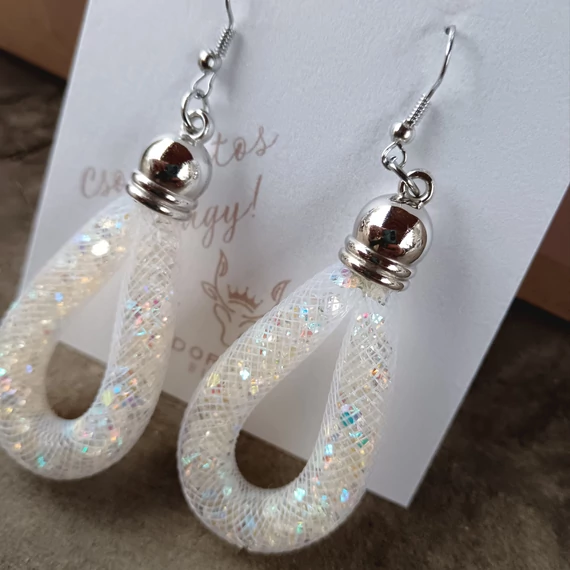 Fehér lógós fülbevaló