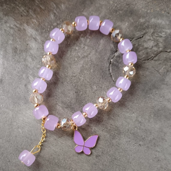 Üveggyöngyös karkötő lila, lepke medállal