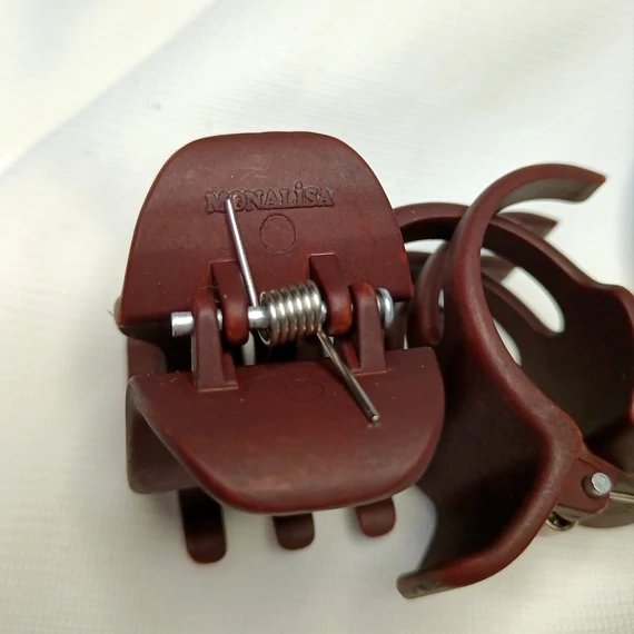 Kaucsuk törhetetlen hajcsat nagy fogakkal BARNA