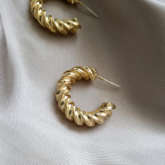 18K ARANY BEVONATÚ  KARIKA FÜLBEVALÓ -CSAVART