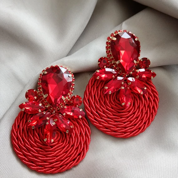 PIROS KÖVES FÜLBEVALÓ