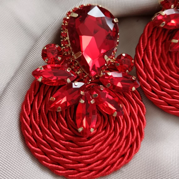 PIROS KÖVES FÜLBEVALÓ