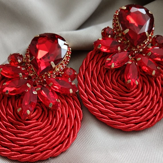 PIROS KÖVES FÜLBEVALÓ